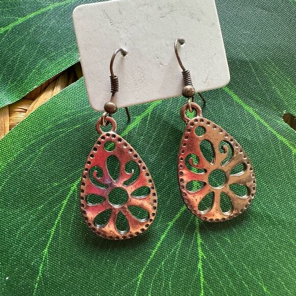 BOGO FREE SILVER LASER CUT TEAR DROP VTG EARRINGS - Picture 1 of 4